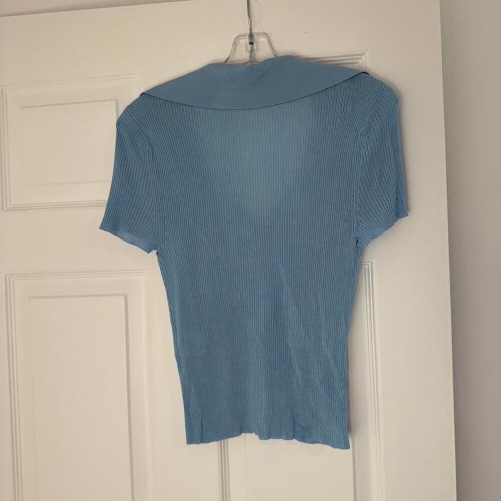 Alice + Olivia Martha V-Neck  Ribbed Polo Shirt – Women’s Size M, Light Blue - Picture 4 of 5